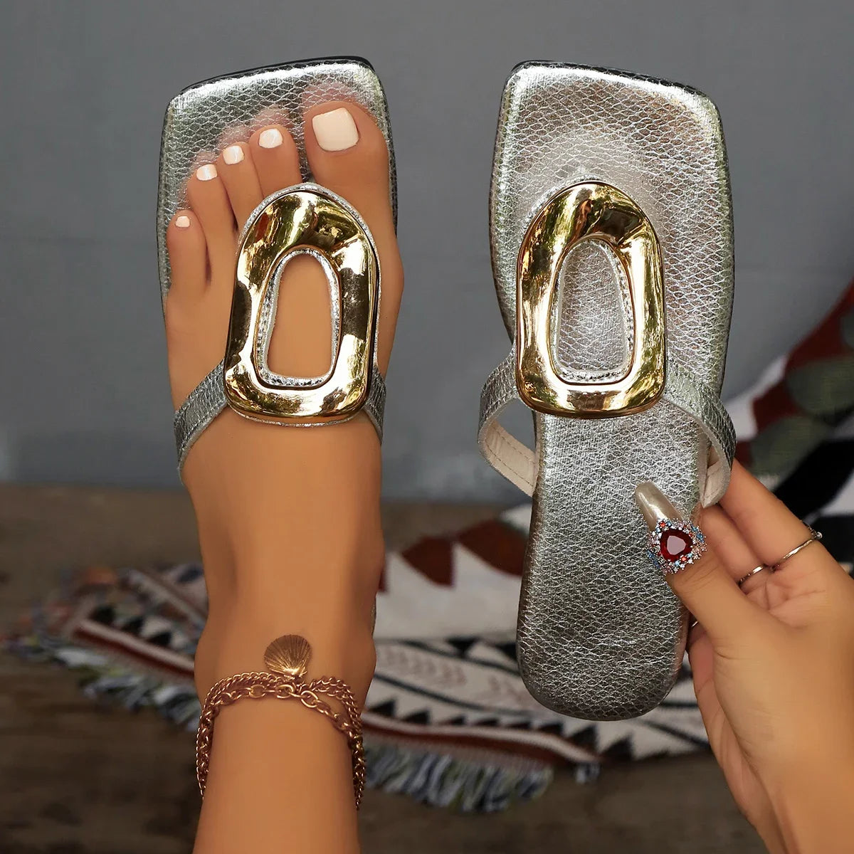 Fashion Metal Decorate Women Slippers Summer New Beach Slippers Flip Flops Female Outdoor Luxury Flat Sandals Home Slides Women